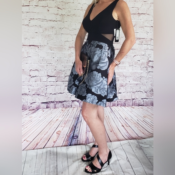 NWT Xscape Fit & Flare Cocktail Dress with Pockets! Size 4 - Picture 2 of 8